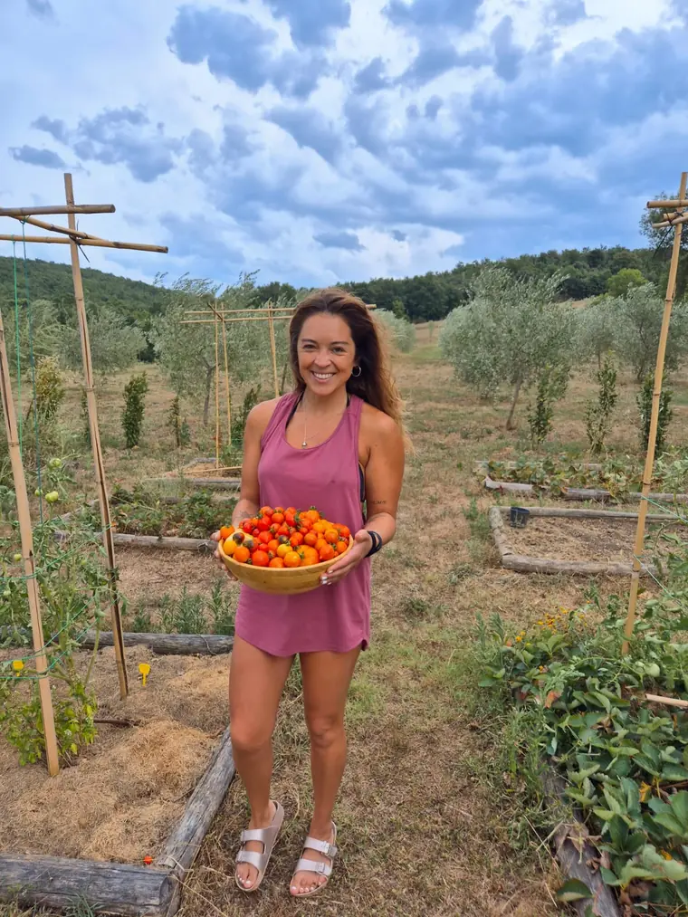 La Dra. Daniela Bustos Riquelme en el huerto